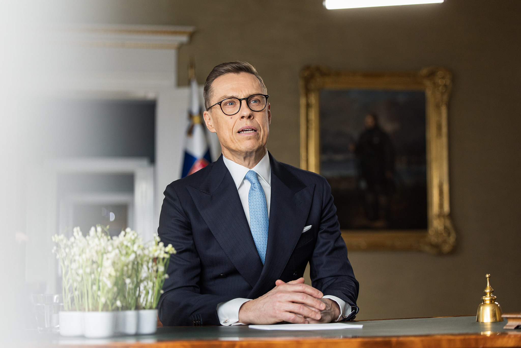 Tasavallan presidentti Alexander Stubb pitää puhetta pöydän ääressä.